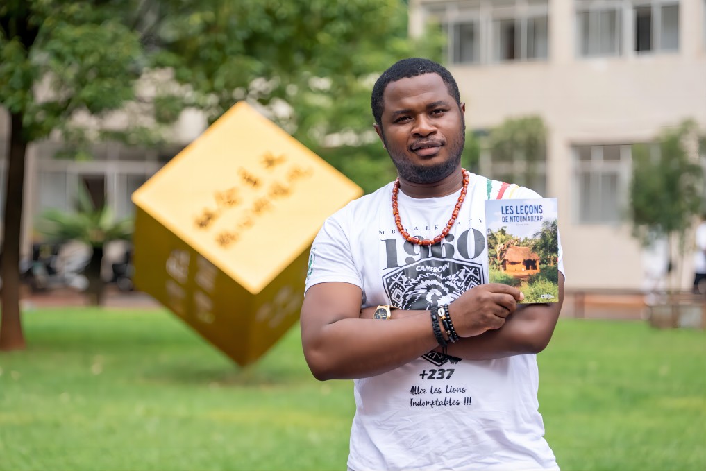 从中国经验中获得启发 WilliamHill官方网站国际学生齐比出版专著分享喀麦隆的乡村振兴故事