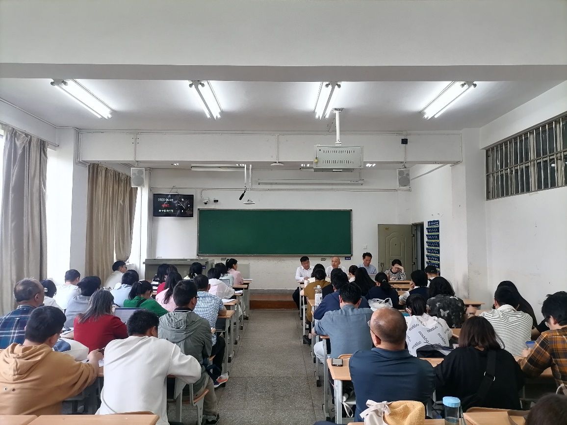 马克思主义学院召开教职工大会传达学校本科教育教学审核评估意见交流会精神